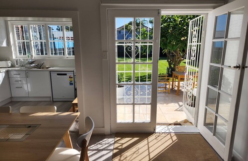 Freshwater Maison | WOW House, King Beds, Huge Yard, New Reno, Close to Beaches, Transport, Parks