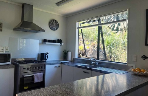 Matauri Bay Maison | Wow! Only a 2min walk to one of the most beautiful beaches in the tropical north