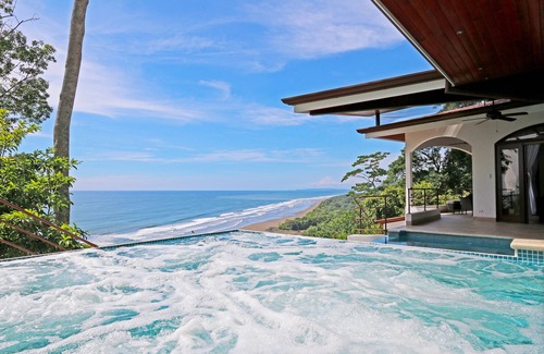 Dominical Maison | HOU LA LA! Marchez jusqu'à la plage! Vue sur l'océan fou! Emplacement parfait! Nouvelle villa de luxe!