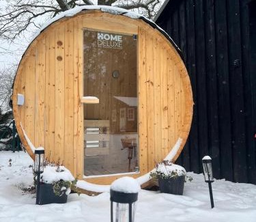 Sangerhausen Appartement | Wunderschönes Chalet mit Gästehaus in der Natur mit Fass-Sauna