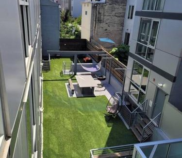 North Philadelphia East Appartement | XL Two Story Luxury Unit with FREE Street Parking!