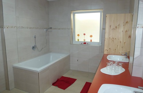 Cond Maison | Oasis de bien-être XXL pour 6 personnes adaptées aux handicapés