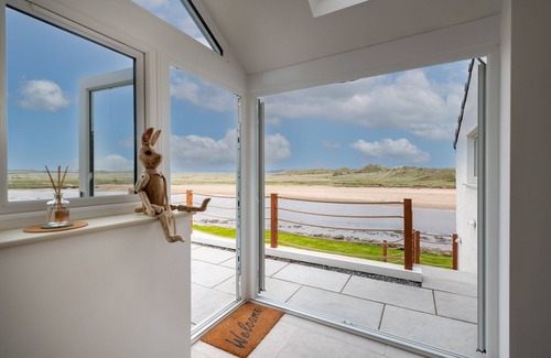 Malltraeth Maison | Y Cei - Newly renovated beach front holiday home