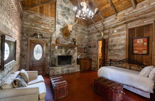 Mountain Home Maison | Y.O. Ranch Headquarters