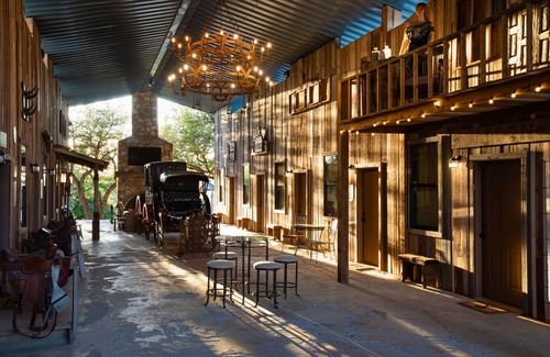 Mountain Home Maison | Y.O. Ranch Headquarters