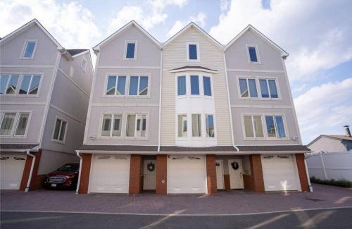 Freeport Maison | Yachtsman Cove Water Front 3 Bedrooms House Features 3 Levels Living Space in Freeport NY