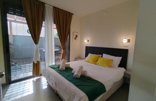 Migdal Appartement | Yalarent Magdala Apartments with Private Pool or Jacuzzi
