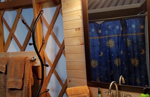 Town of Varick Lit Et Petit-Déjeuner | Yale Manor B&B & Yurt Glamping