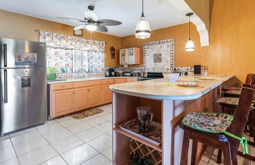 Albion Villa | YanceyLargo- 4BR Villa Jacuzzi & Mountain Views by RedAwning