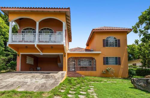 Albion Villa | YanceyLargoEstate 2BR Villa with Mountain Views