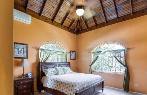 Albion Villa | YanceyLargoEstate 2BR Villa with Mountain Views