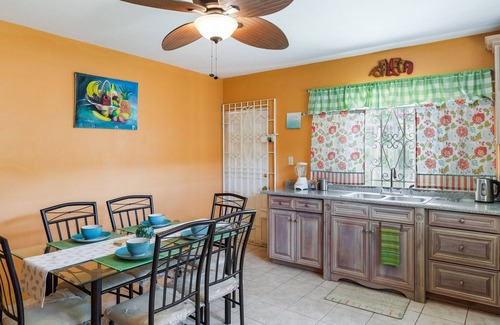 Albion Villa | YanceyLargoEstate 2BR Villa w/Mountain Views by RedAwning