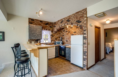 Historic Bayfront Copropriété | Yaquina Bay Views! Restaurants, Shops, Walk to Everything!