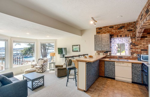 Historic Bayfront Copropriété | Yaquina Bay Views! Restaurants, Shops, Walk to Everything!