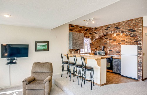 Historic Bayfront Copropriété | Yaquina Bay Views! Restaurants, Shops, Walk to Everything!