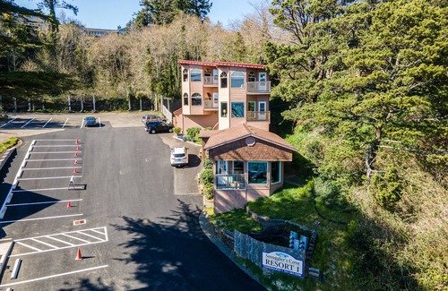 Historic Bayfront Copropriété | Yaquina Bay Views! Restaurants, Shops, Walk to Everything!