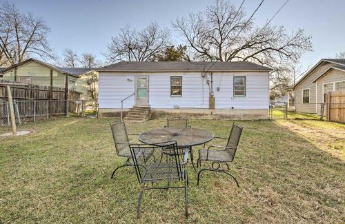 Temple Maison | Yard with BBQ Pit Getaway Near Dtwn Temple!