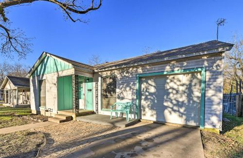 Temple Maison | Yard with BBQ Pit Getaway Near Dtwn Temple!