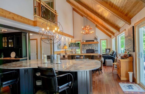 Lake of Bays Maison | Watersedge Lakehouse est à seulement 15 pieds du bord du lac des Baies.