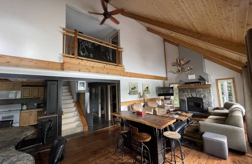 Lake of Bays Maison | Watersedge Lakehouse est à seulement 15 pieds du bord du lac des Baies.