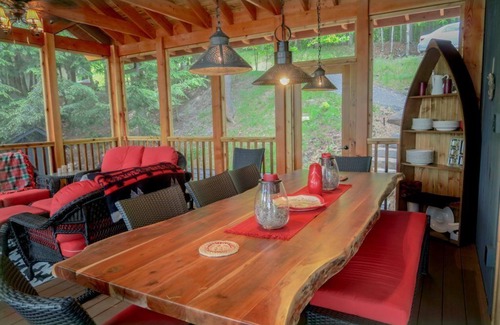 Lake of Bays Maison | Watersedge Lakehouse est à seulement 15 pieds du bord du lac des Baies.