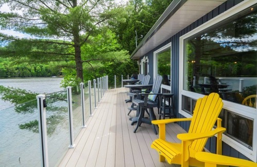 Lake of Bays Maison | Watersedge Lakehouse est à seulement 15 pieds du bord du lac des Baies.