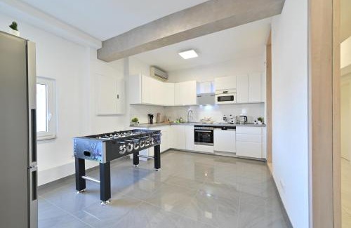 Nordstadt Appartement | Yello Homes - Luxus Loft für bis zu 7 Personen nähe Airport & Messe, Tischfußball & Whirlpool