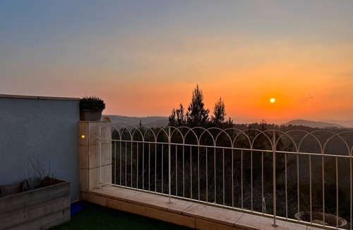 Shoresh Appartement | yellow equipment apartment with amazing view and great location
