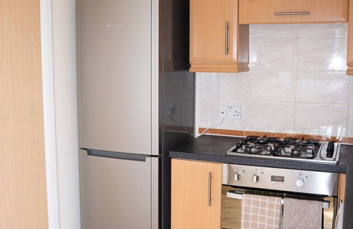 Swindon Maison | Yellow Haven | Spacious 3 Bd 3 Bath | Free Parking