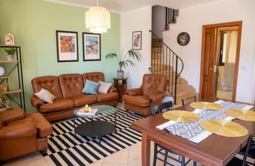 San Giovanni Suergiu Maison | Yellow House