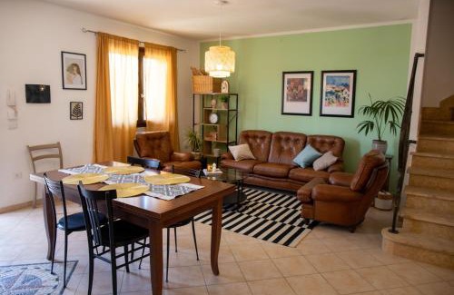 San Giovanni Suergiu Maison | Yellow House
