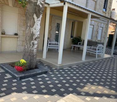 Majdal al-Shams Cabine | Yellow House Suite