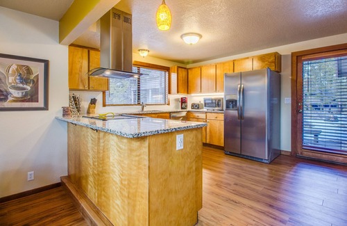 Sunriver Maison | Escapade de 2 chambres avec A / C, 2 niveaux, près de la rivière Deschutes, bain à remous - YELR 13