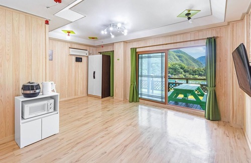 Yeongwol Maison | Yeongwol Gangeulpumeunsoo Pension