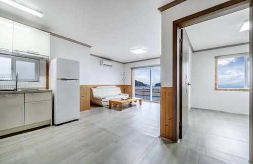 Dolsan-eup Maison | Yeosu Dangdangi Dog Family Pension Gold