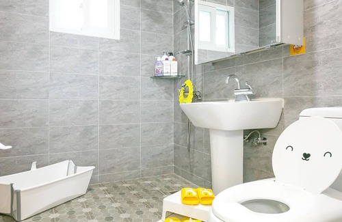 Dolsan-eup Maison | Yeosu Hi Mom Kids Family Pension Black