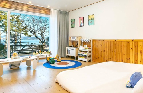 Dolsan-eup Maison | Yeosu Hi Mom Kids Family Pension Black