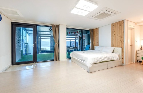 Dolsan-eup Maison | Yeosu Wellstay Pool Villa
