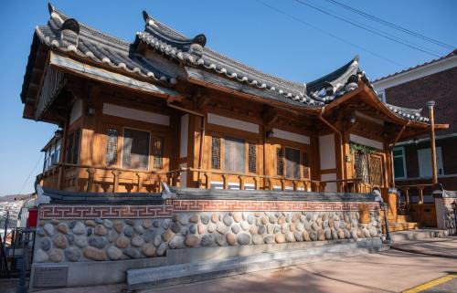 Paldal-gu Maison | Yeoyeoje - Hanok Accommodation with the atmosphere of Hwaseong Fortress Road in Suwon, a UNESCO World Heritage