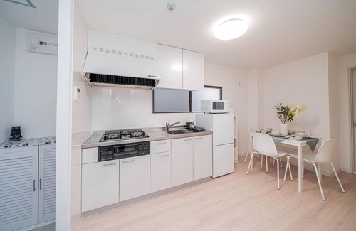 Funabori Appartement | Yinojia: Bright, clean interior. Quiet yet convenient, near 24 - hr stores.