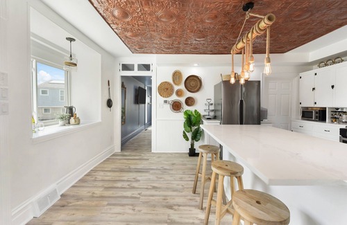 Pittsburgh Maison | Yinz Retreat, Above the City Home