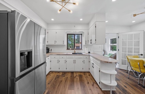 Rocky River Maison | “YOGA HOUSE” 4bed , 2 spa-like baths + 2x Yoga sunrooms! Hotel quality