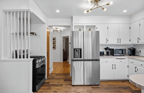 Rocky River Maison | “YOGA HOUSE” 4bed , 2 spa-like baths + 2x Yoga sunrooms! Hotel quality
