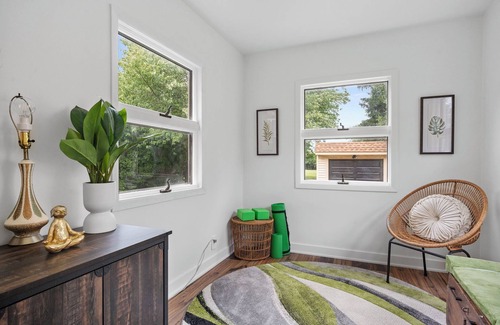 Rocky River Maison | “YOGA HOUSE” 4bed , 2 spa-like baths + 2x Yoga sunrooms! Hotel quality