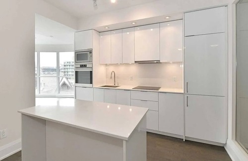 Bloor-Yorkville Copropriété | YORKVILLE LUXURY CORNER SUITE!
