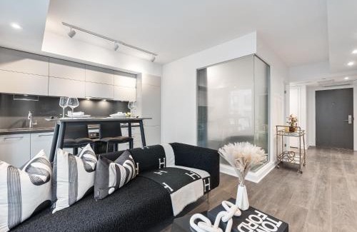 Bloor-Yorkville Appartement | Yorkville Plaza Suites - Pool & Hot Tub