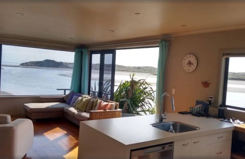 Waitomo District Maison | You can't get closer to the water if you tried