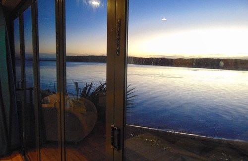 Waitomo District Maison | You can't get closer to the water if you tried