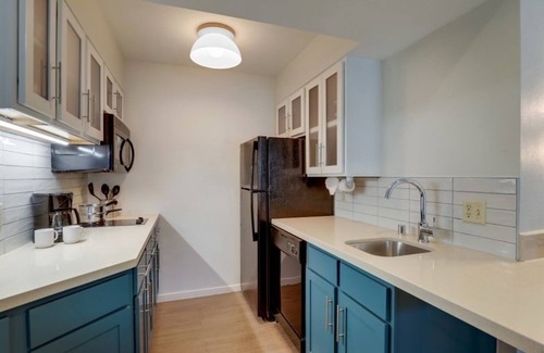 Sunnyvale Hôtel | You Found it! FOUR Comfortable 1BR Suites, Outdoor Swimming Pool, Pets Allowed!