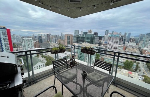 Crosstown Copropriété | You're in the heart of the action for entertainment and office!